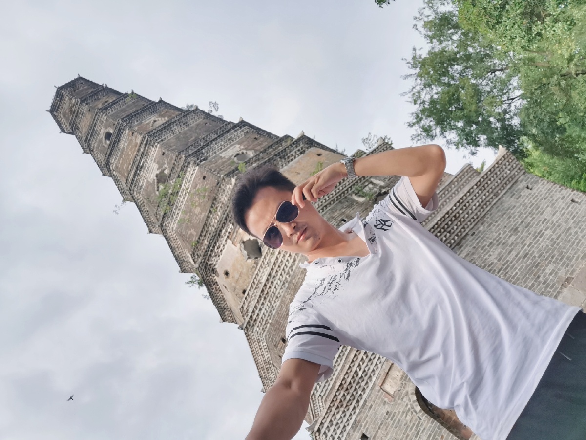 安澜塔,原来也叫漪澜塔,距今有200多年历史了,据说当年是为了镇江河之