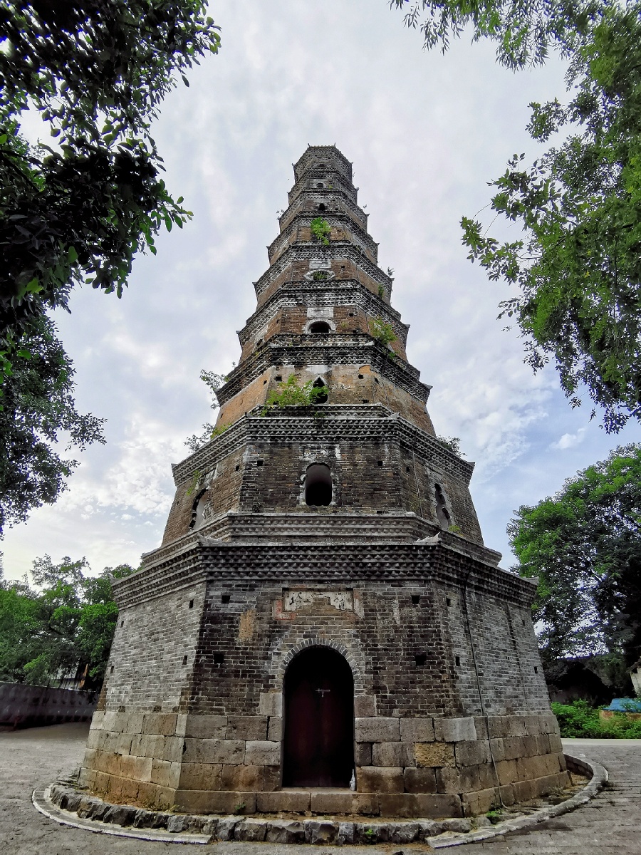 安澜塔,原来也叫漪澜塔,距今有200多年历史了,据说当年是为了镇江河之
