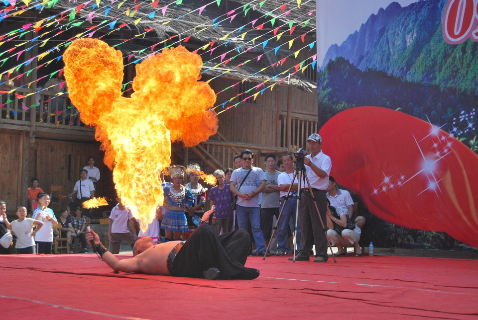 中华奇人表演之喷火2 br />