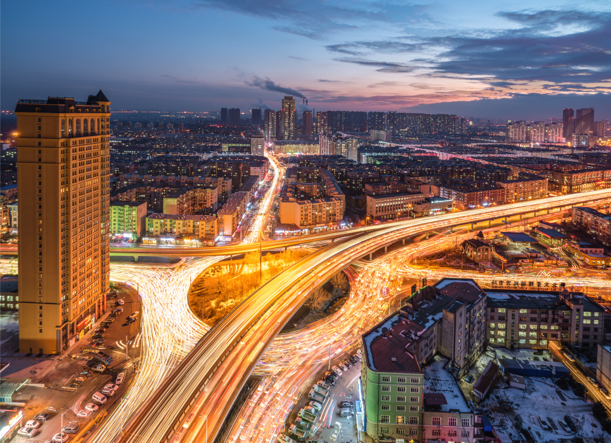 赶上下班高峰期的哈尔滨公滨立交桥