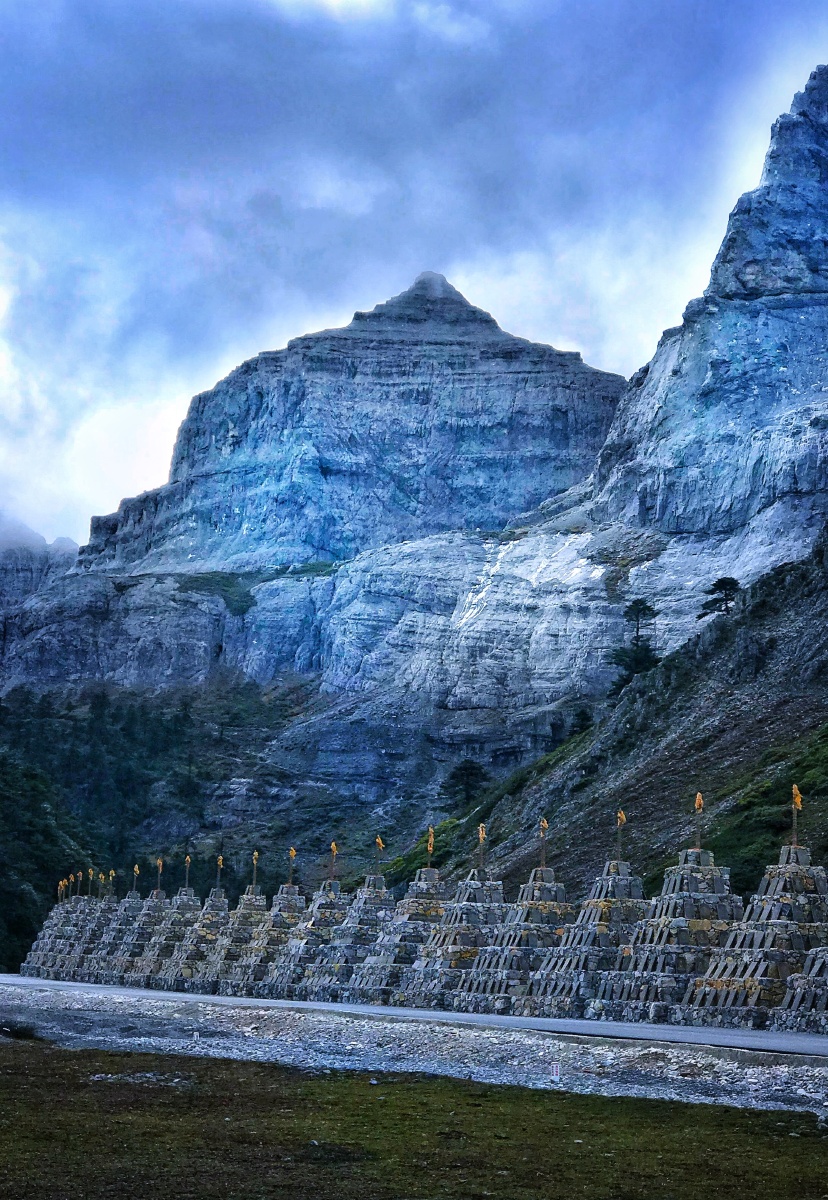 云南香格里拉的巴拉格宗景区此山被称为香巴拉佛塔海拔高度五千多米