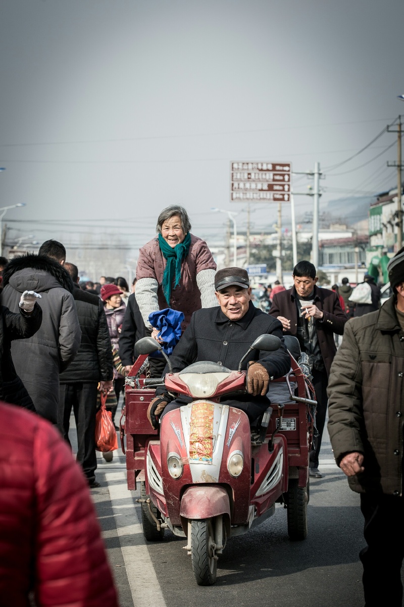 在枣庄有着300年历史的徐庄大集很是热闹那里的民风淳朴看起来还没有