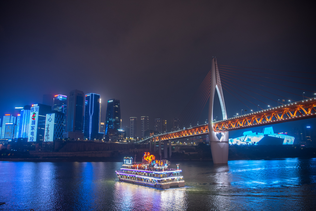 夜幕下的嘉陵江千厮门大桥