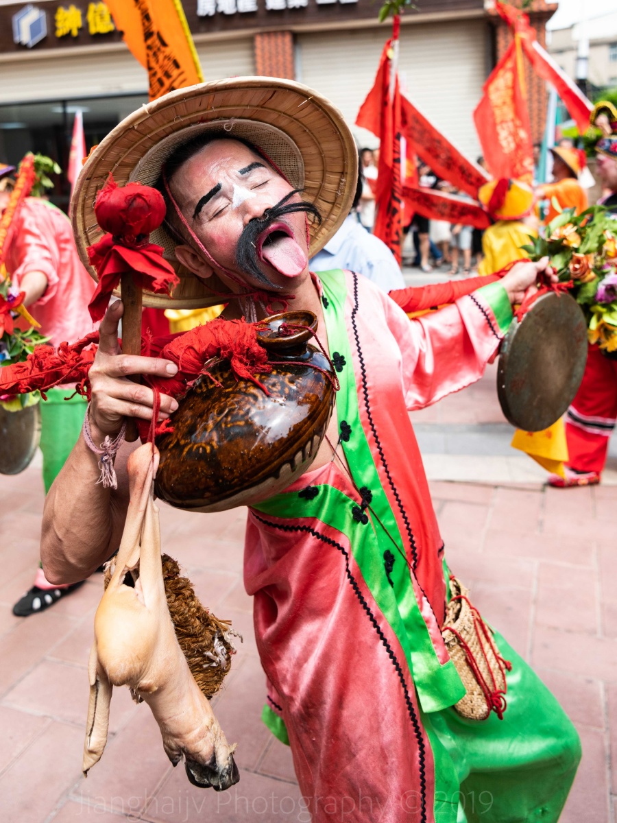 唆啰嗹习俗由来已久,又称"采莲",流行于泉州,晋江城乡,现安海的
