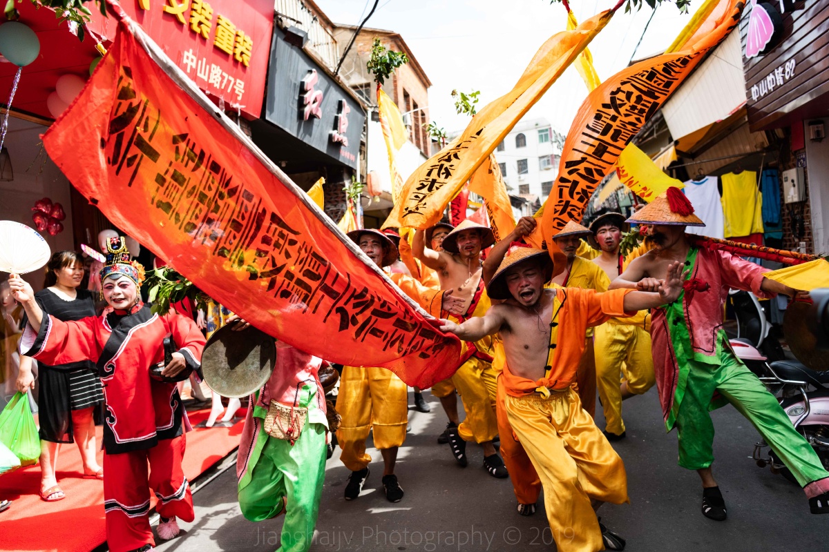 唆啰嗹习俗由来已久,又称"采莲",流行于泉州,晋江城乡,现安海的
