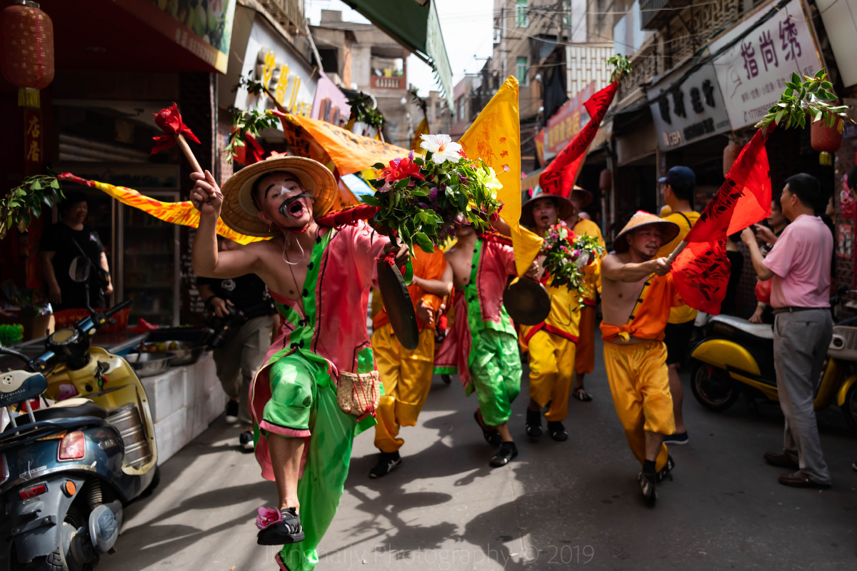 唆啰嗹习俗由来已久,又称"采莲",流行于泉州,晋江城乡,现安海的