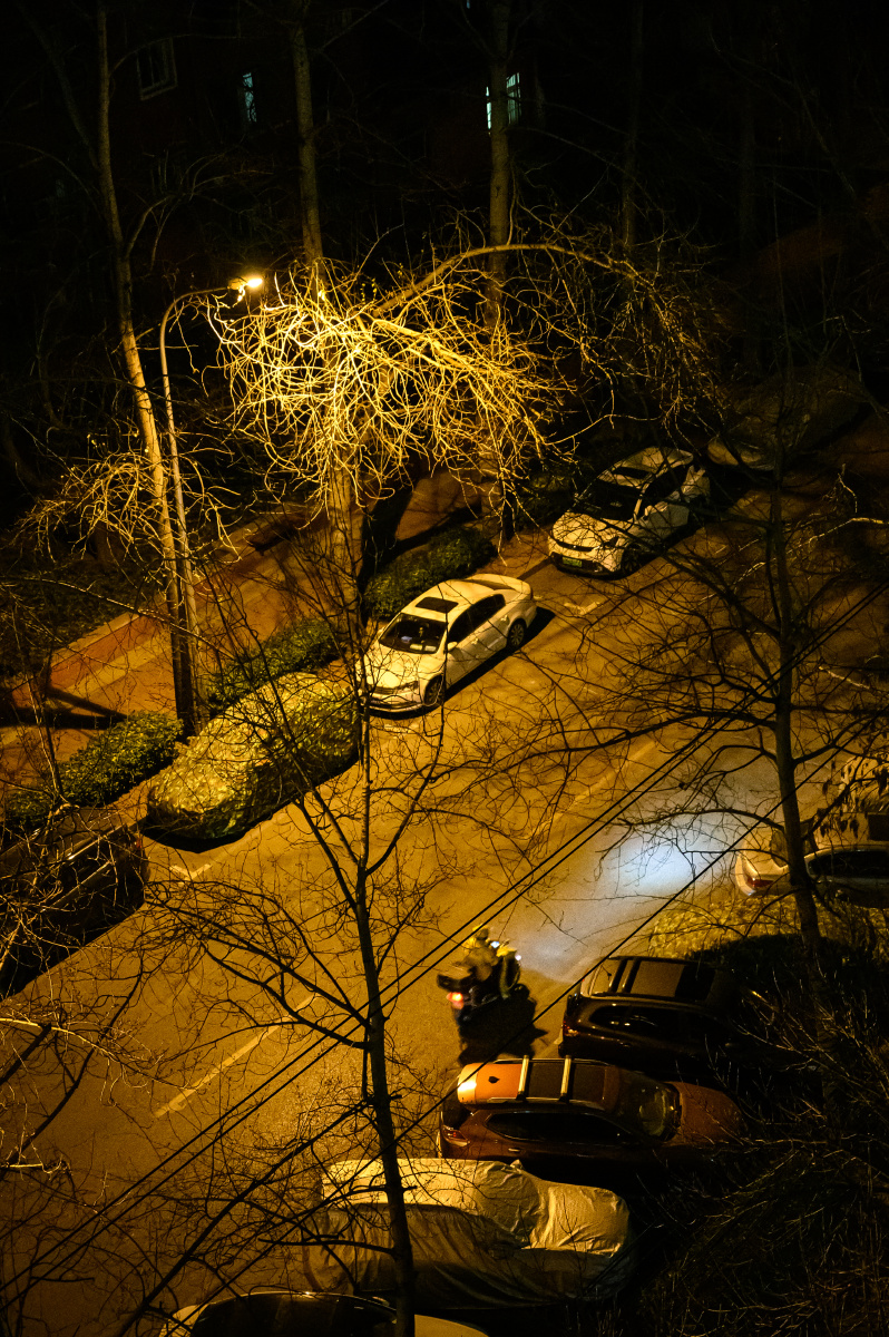 冬夜冷风中的暖灯