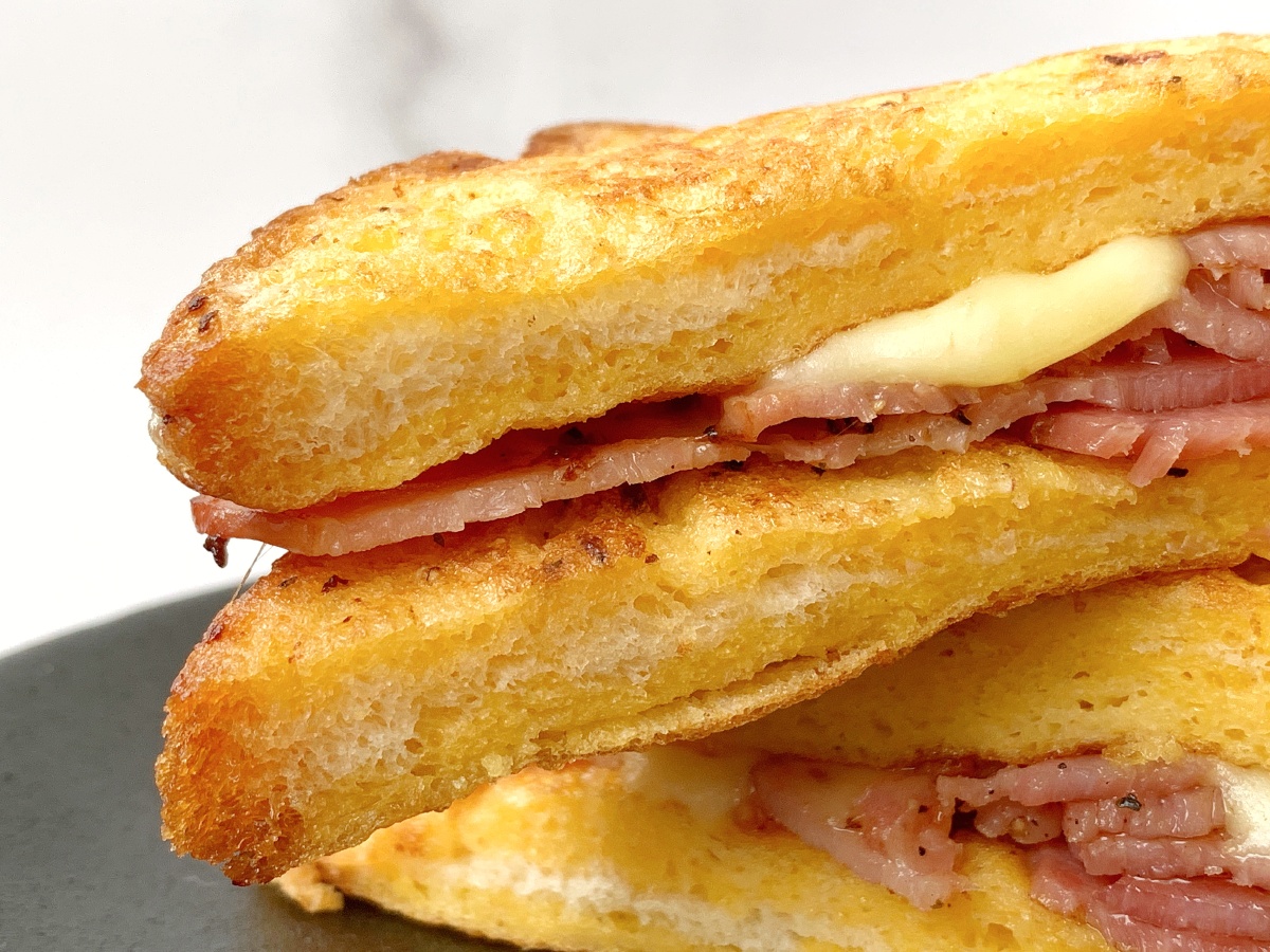 鸡蛋培根芝士吐司配柠檬茶