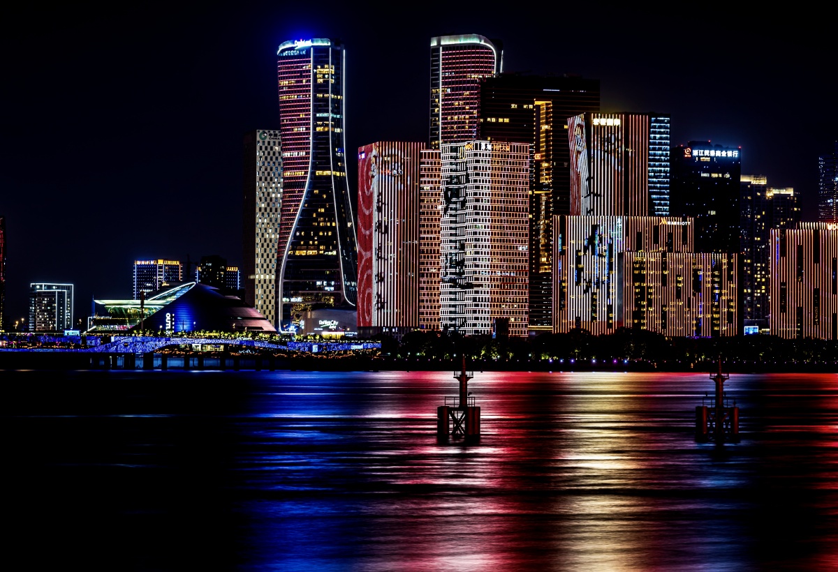 杭州钱江新城夜景每周六夜晚的灯光秀绚丽多彩展现杭州欣欣向荣的都市