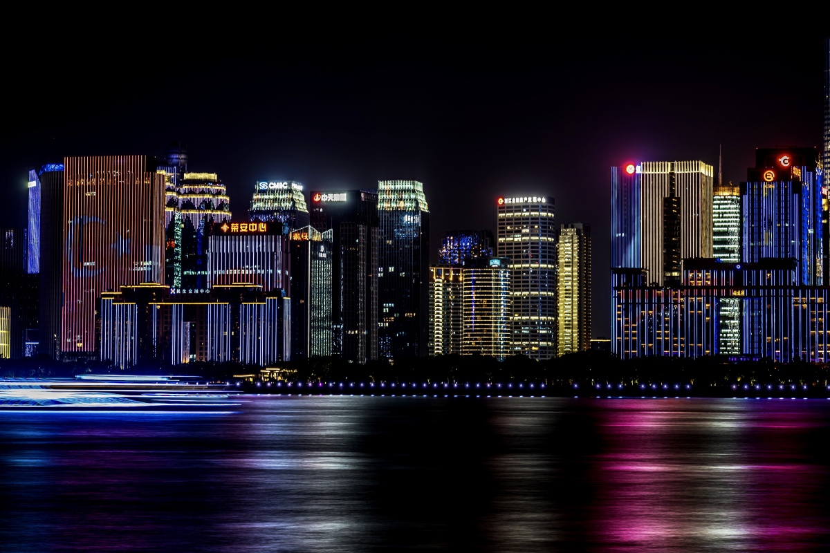 杭州钱江新城夜景每周六夜晚的灯光秀绚丽多彩展现杭州欣欣向荣的都市