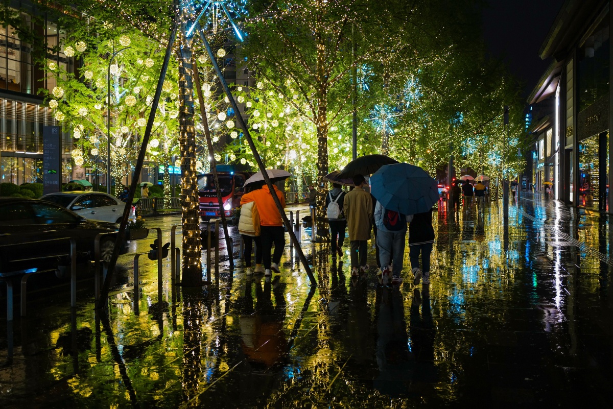 雨中的街道行走在淅淅沥沥的春雨里仿佛穿行在万花筒一般绚丽的世界里