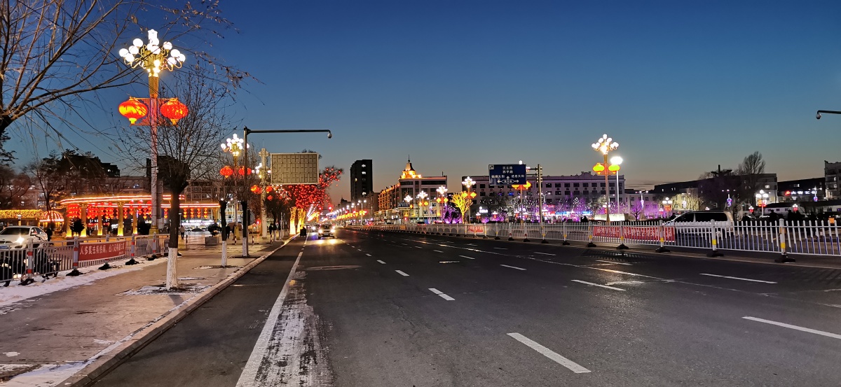 华灯初上时的街景