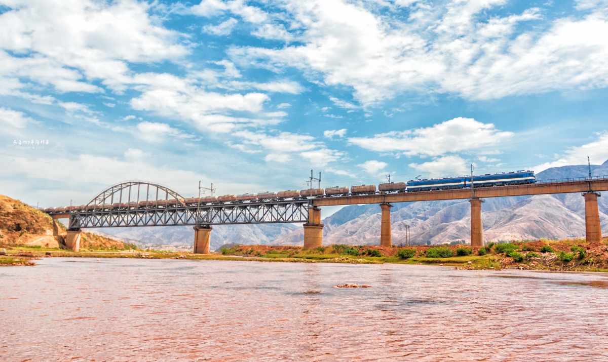 告别金沙江的成昆铁路在云南元谋那旧村首跨龙川江,铁道兵第一师在此