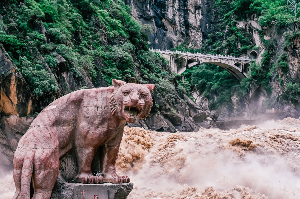 金沙江浩浩荡荡虎跳峡气势磅礴