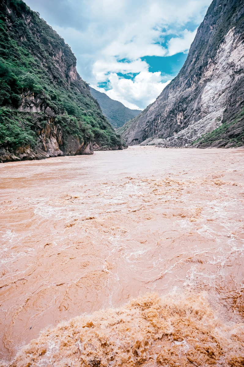 金沙江浩浩荡荡虎跳峡气势磅礴