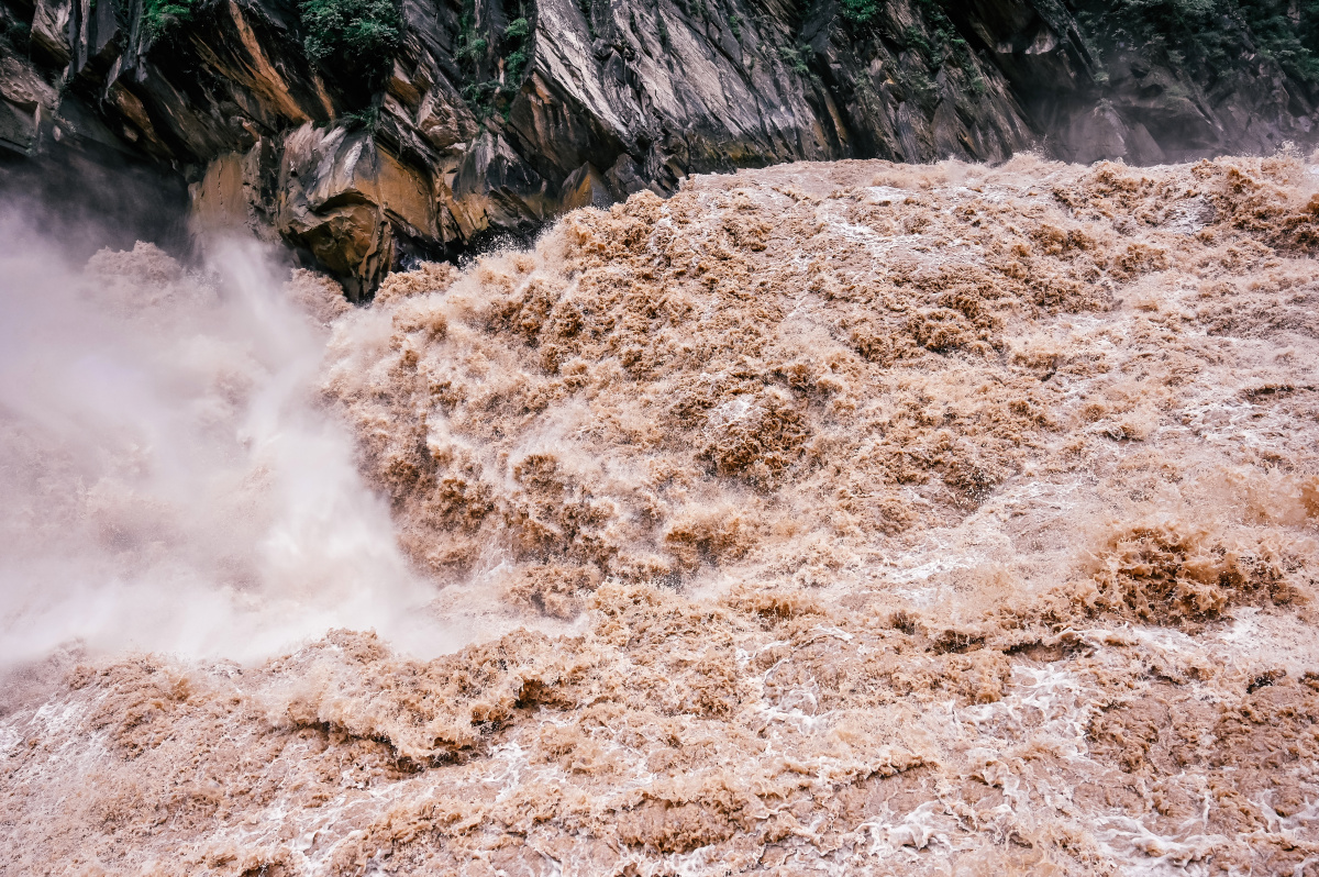 金沙江浩浩荡荡虎跳峡气势磅礴
