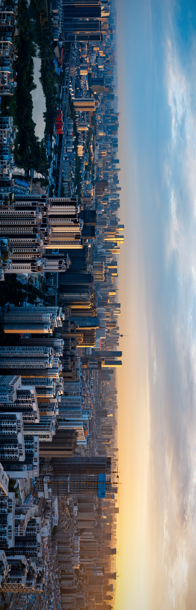 金黄色阳光洒在成都城市天际线建筑上宁静美好的早上