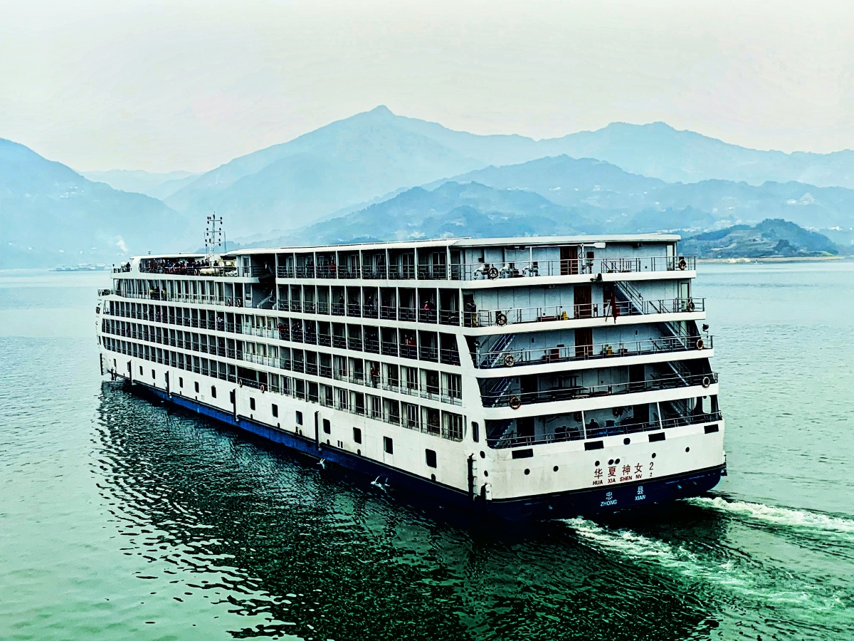 行驶在三峡上的小游轮