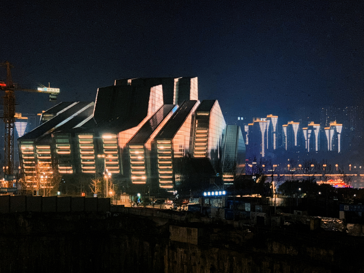 夜色中的重庆歌剧院