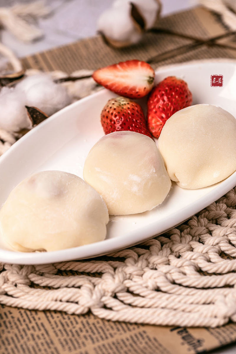 手作雪媚娘满满的奶油和大颗的草莓