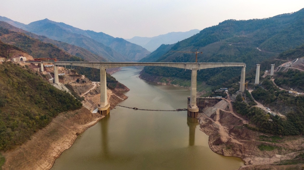 三山四水跨滇南玉磨铁路墨江特大桥架梁铺轨