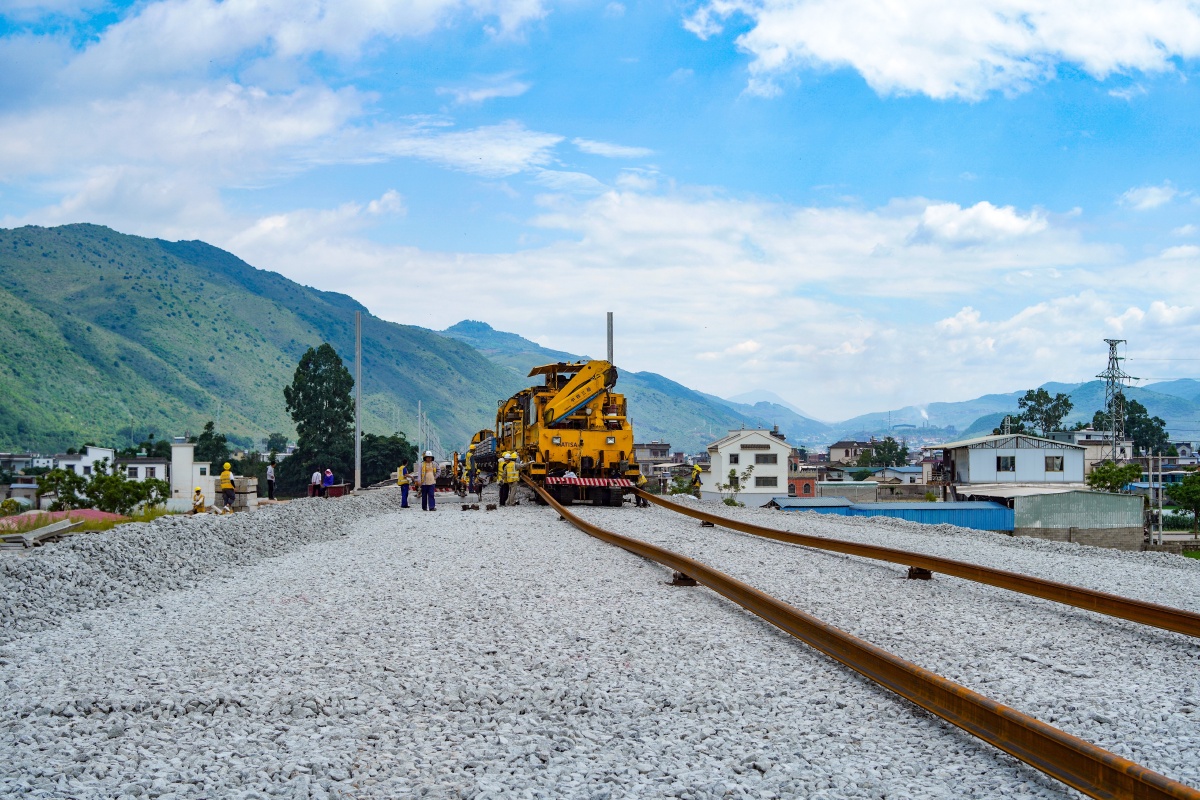 弥蒙铁路铺轨大军挺进竹园火车站
