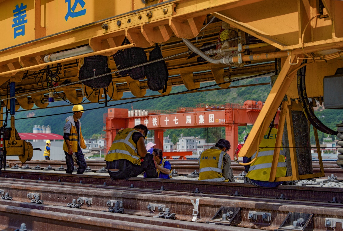 弥蒙铁路铺轨大军挺进竹园火车站
