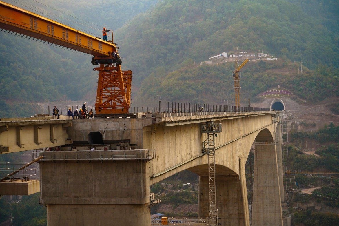 三山四水跨滇南玉磨铁路墨江特大桥架梁铺轨