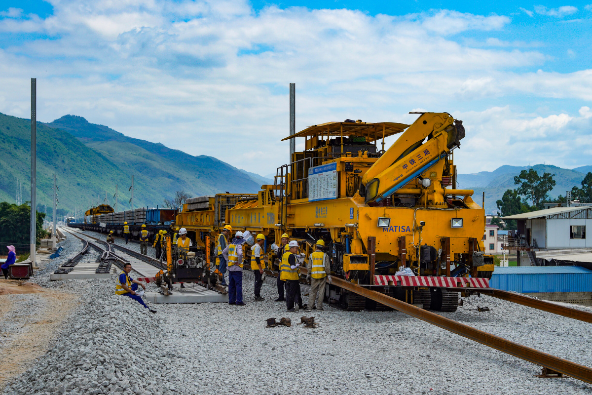 弥蒙铁路铺轨大军挺进竹园火车站