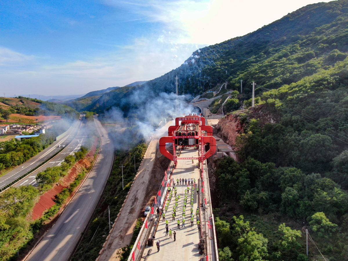 弥蒙铁路弥勒段全线贯通中铁十七局圆满完成全线预制箱梁架设任务庆祝