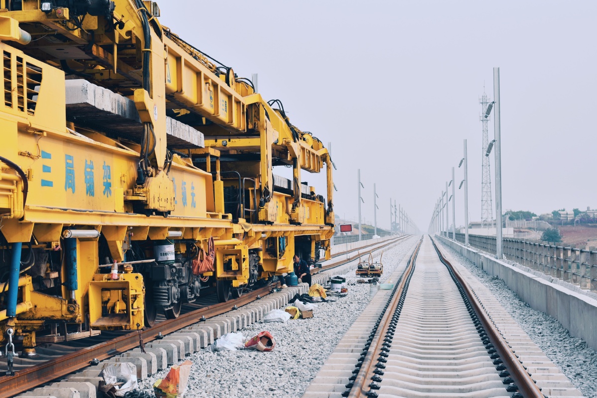 弥蒙铁路铺轨在即