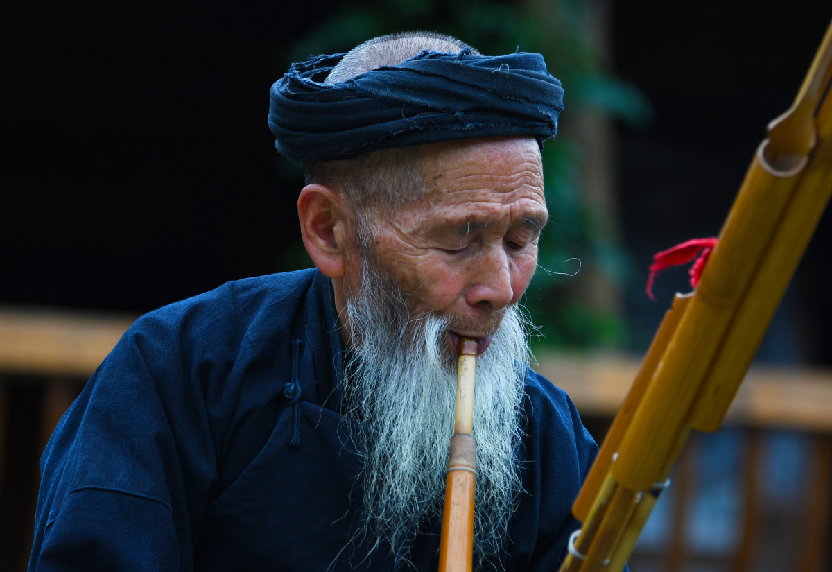 吹芦笙的苗族老人