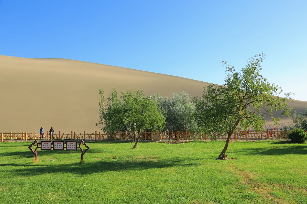 沙漠绿洲地点宁夏敦煌月牙泉在无边无际的鸣沙山沙漠里面这是仅有的一