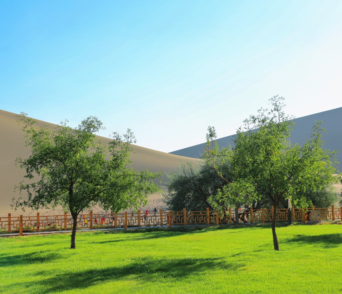 沙漠绿洲地点宁夏敦煌月牙泉在无边无际的鸣沙山沙漠里面这是仅有的一