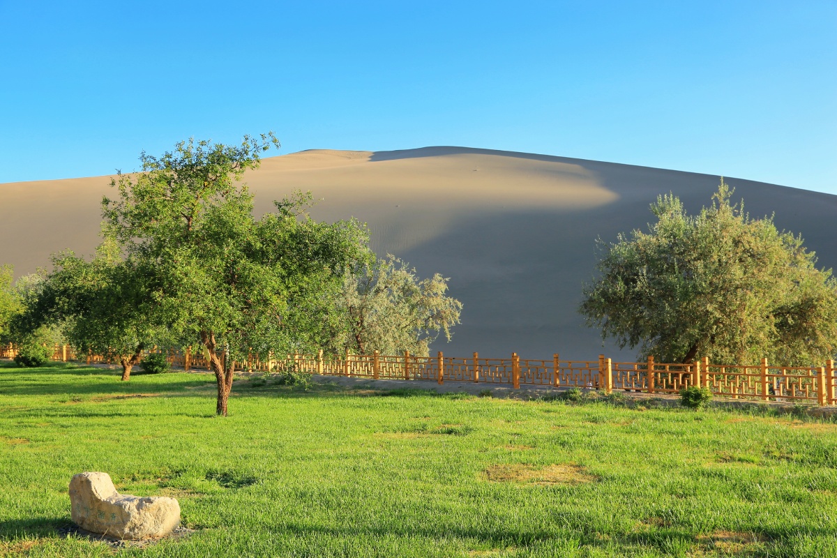 沙漠绿洲地点宁夏敦煌月牙泉在无边无际的鸣沙山沙漠里面这是仅有的一