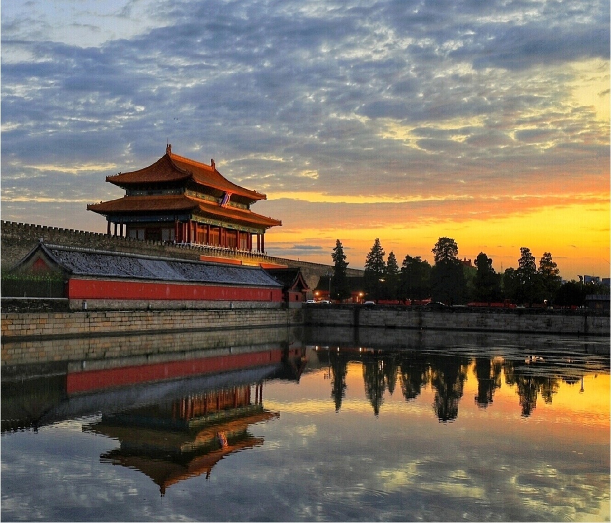 夕阳晚霞辉映下的故宫神武门,此时更显大气壮观.