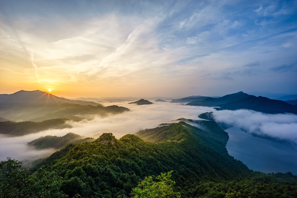 屋脊山日出图片