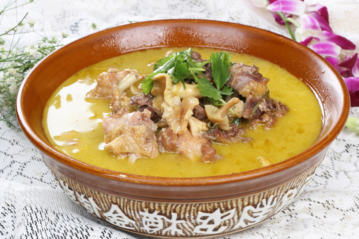 酸汤菌菇炖土鸡