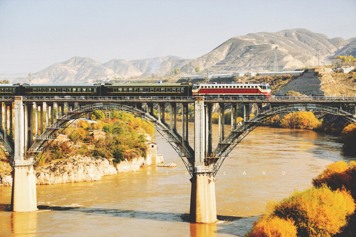 甘肃 兰州 ss7c型机车牵引k9881列车穿过秋日的黄河两岸