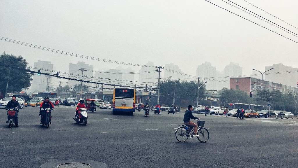 深秋早上人们各自忙忙碌碌的
