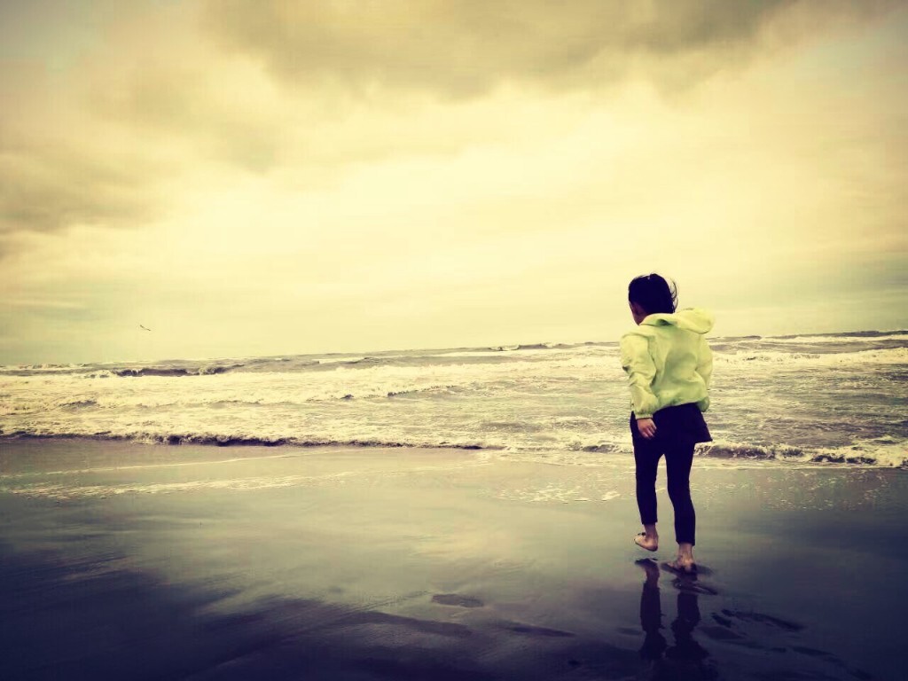 姑娘名叫未来，这是人生第一次带她到海边，面对大海她内心满怀憧憬，还不时的让我给她拍照留念，孩子的嬉笑玩乐作为父亲很高兴，但这张走向远去的背影让我看到未来的孤独！哎！终将一天她将离开怀抱，去寻找她美好的未来！未来加油！