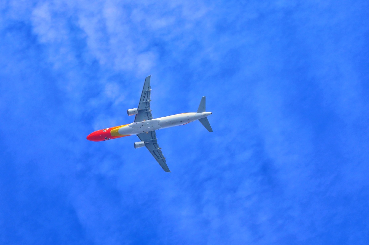 蓝蓝的晴空万里下76不一样的飞机在天空飞行的样子拍摄地标金沙滨河