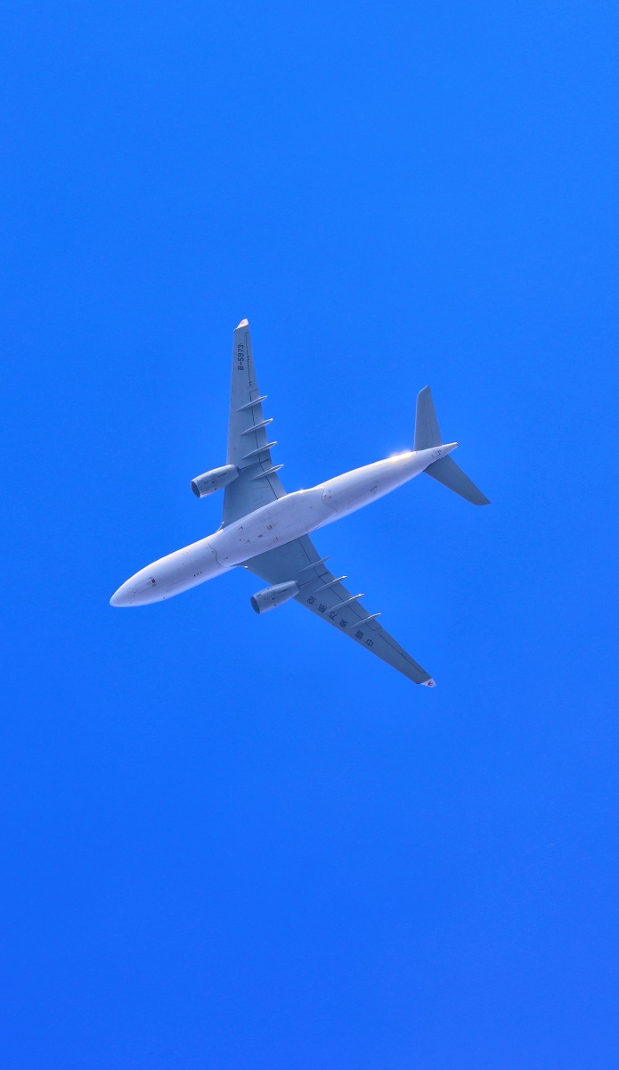 蓝蓝的晴空万里下76不一样的飞机在天空飞行的样子拍摄地标金沙滨河