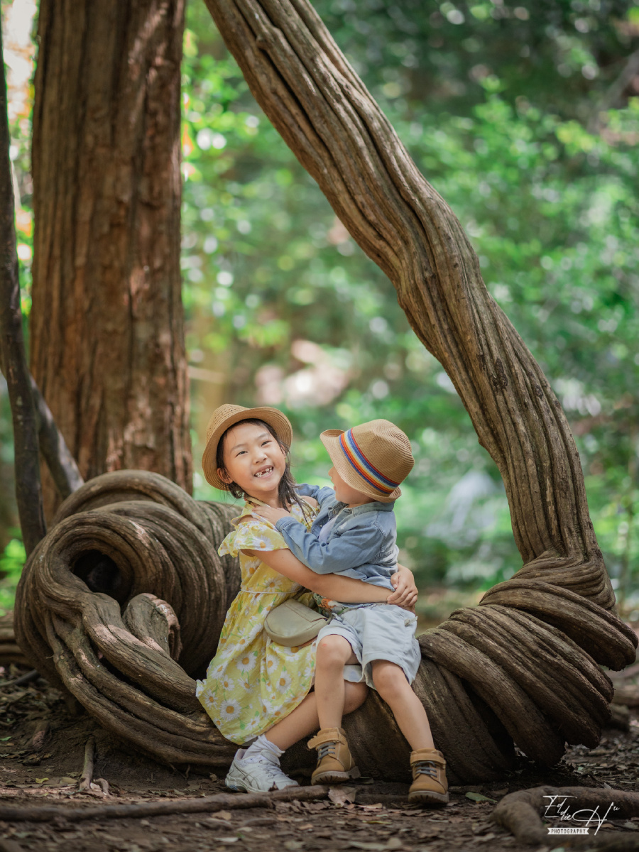 姐弟家里的姐姐弟弟每天玩在一起每天都有这样那样的故事