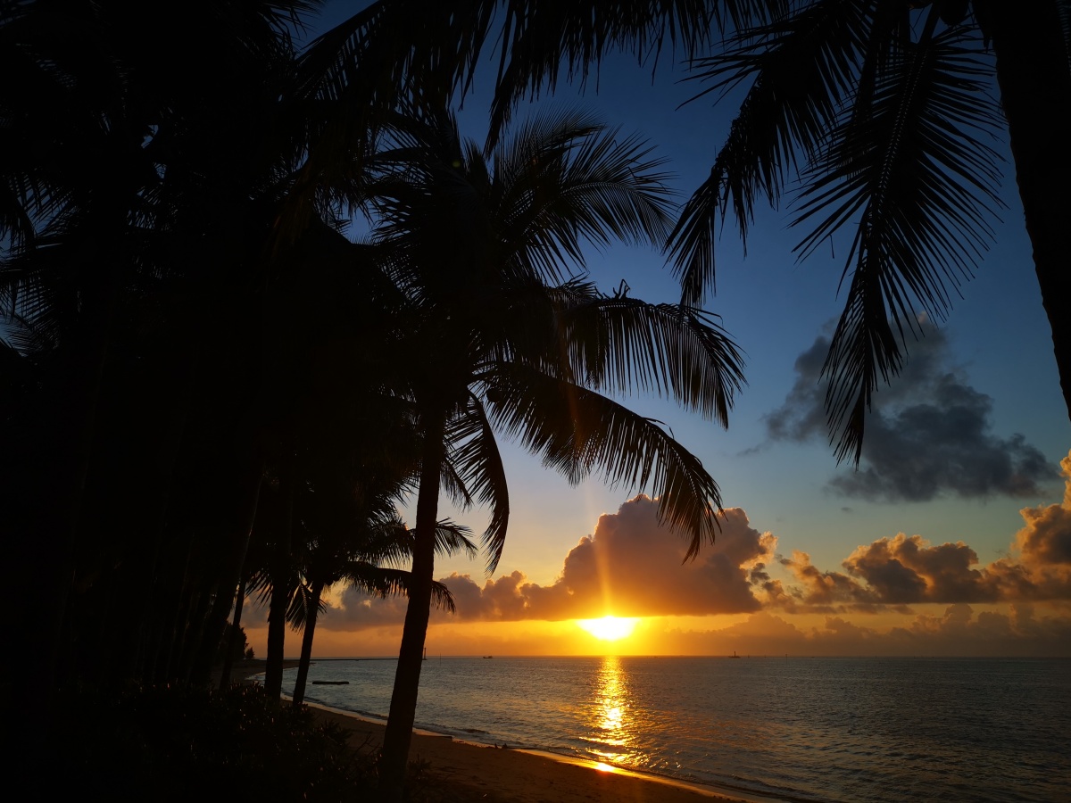 大美海南最美的博鳌小镇风筝冲浪帆板的乐园美丽的日出七彩祥云湛蓝的