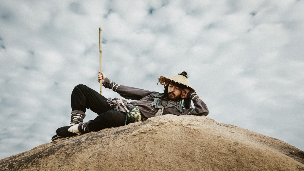 主题侠之道莫听穿林打叶声何妨吟啸且徐行竹杖芒鞋