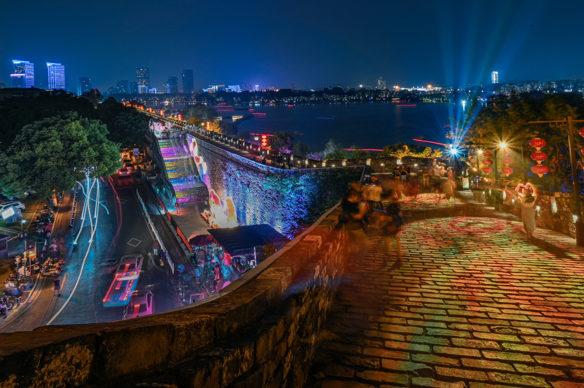 南京明城墙夜色南京明城墙作为世界第一大城垣尽显恢弘雄壮经久不衰