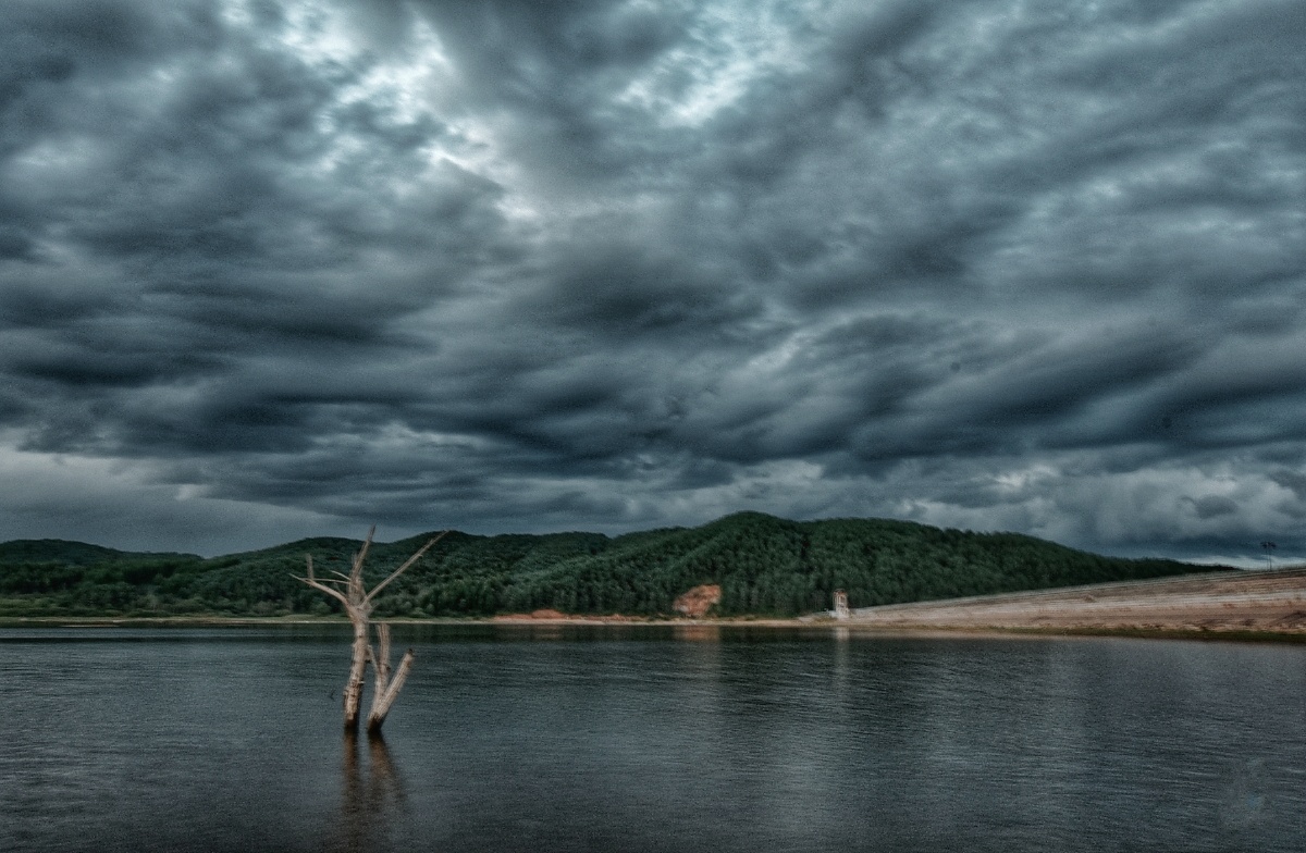 乌云密布—拍摄于黑龙江省伊春市南岔县水库