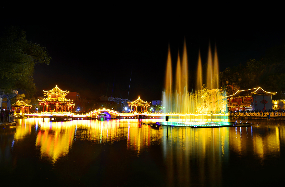 家乡美南岔月牙湖夜色阑珊