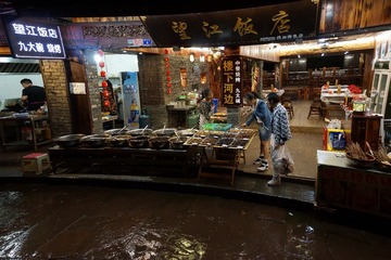 7、《风雨难阻食客》